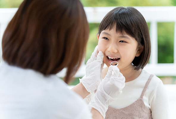 お子様を見守りながら治療を進めます