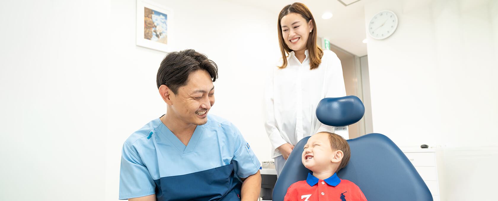 枚方から通院するご家族の小児歯科を対応する宮園院長の写真