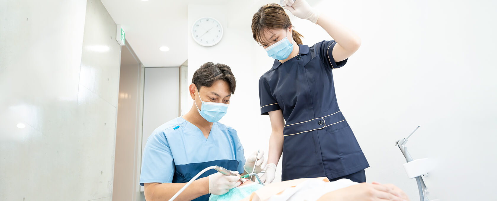 治療を行う枚方市の歯科 宮園歯科医院の宮園院長の写真