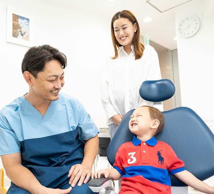 枚方から通院するご家族の小児歯科を対応する宮園院長の写真