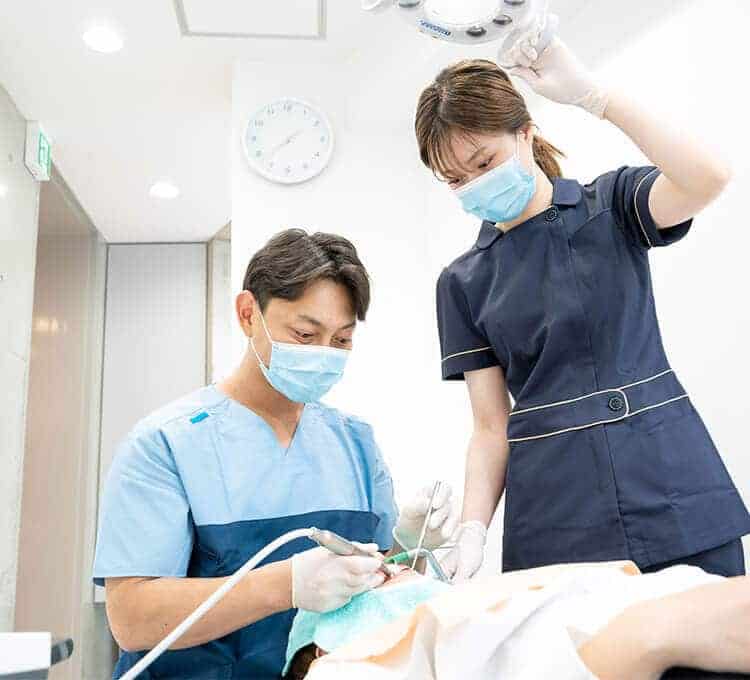 治療を行う枚方市の歯科 宮園歯科医院の宮園院長の写真