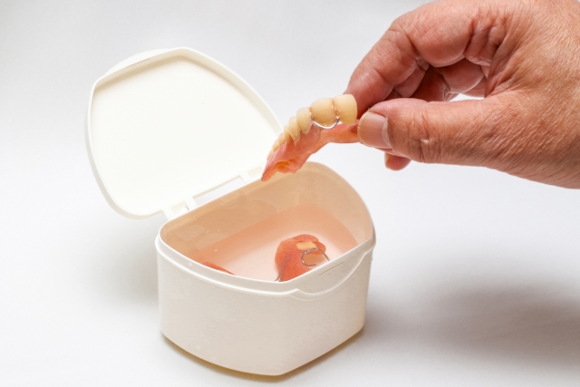 入れ歯の種類と特徴とは？保険適用や部分入れ歯と総入れ歯の違い