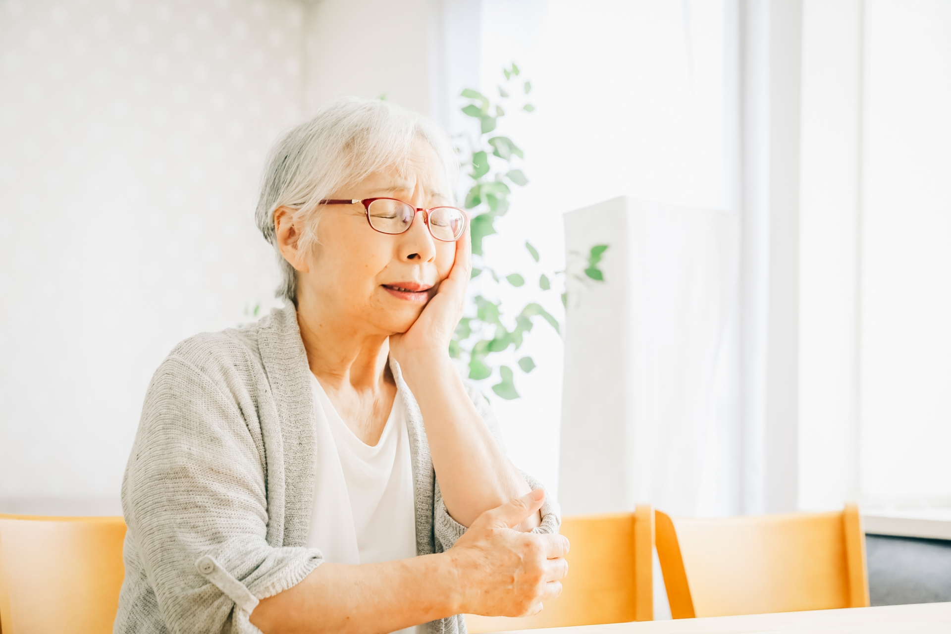 入れ歯のズレや外れを気にしなくてよい